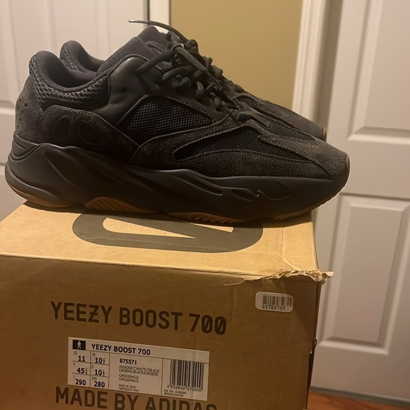 Yeezy 700 Wave runners like new! - Picture 2 of 4